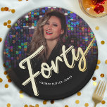 Assiettes En Carton Quarante-40e anniversaire script photo personnalis<br><div class="desc">Quarante or affecte script texte photo plaques de fête. Personnalisez ce script de fête de 40e anniversaire photo plaque d'anniversaire avec votre propre nom de fille d'anniversaire et une photo de votre fille d'anniversaire. D'autres années et les articles correspondants sont disponibles. © Design original par Sarah Trett pour www.mylittleeden.com sur...</div>