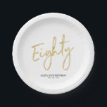 Assiettes En Carton Quatre-vingts Gold Lettering 80th Birthday Party<br><div class="desc">Cette plaque de papier sur mesure ajoutera des détails élégants à la fête du 80e anniversaire d'or. Ce design est doté d'un script de brosse chic simple "Eighty" avec du texte personnalisé. Des invitations à 80e anniversaire et des fournitures de fête sont disponibles dans ma boutique BaraBomDesign.</div>