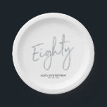Assiettes En Carton Quatre-vingts Silver Lettering 80th Birthday Party<br><div class="desc">Cette plaque de papier sur mesure ajoutera des détails élégants à une fête moderne de 80e anniversaire. Ce design est composé d'un simple script de brosse argentée chic "Eighty" avec du texte personnalisé. Des invitations à 80e anniversaire et des fournitures de fête sont disponibles dans ma boutique BaraBomDesign.</div>