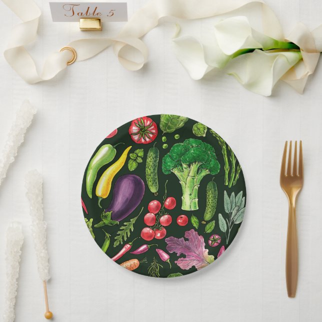 Assiettes En Carton Récolte de légumes et d'herbes sur le noir (Mariage)