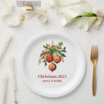 Assiettes En Carton Red Christmas Baubles avec Holly Festive<br><div class="desc">Plaques en papier avec illustration de style vintage. 3 boules de Noël rouges entourées de saints verts et de baies. Design rétro élégant.</div>