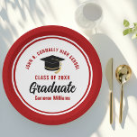 Assiettes En Carton Red Graduate Personnalisée 2025 Graduation Party<br><div class="desc">Ces plaques modernes rouges et blanches personnalisées de remise de diplômes présentent une typographie classe de votre nom d'université ou de collège pour la classe de 2025. Customisez avec votre année de graduation à côté de l'écriture manuscrite chic et de noir grad casquette pour des félicitations personnalisées pour la décoration...</div>