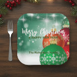 Assiettes En Carton Red Green Christmas Baubles Winter Wonderland<br><div class="desc">Conception personnalisée d'une plaque de papier de Noël avec des billes de Noël rouges et vertes sur un arrière - plan vert étincelant. Le texte est entièrement personnalisable. Pour le modifier, utilisez l'option Personnaliser. Pour d'autres modifications, telles que les modifications apportées à la police, à la couleur de police ou...</div>