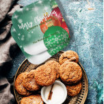 Assiettes En Carton Red Green Christmas Baubles Winter Wonderland<br><div class="desc">Conception personnalisée d'une plaque de papier de Noël avec des billes de Noël rouges et vertes sur un arrière - plan vert étincelant. Le texte est entièrement personnalisable. Pour le modifier, utilisez l'option Personnaliser. Pour d'autres modifications, telles que les modifications apportées à la police, à la couleur de police ou...</div>