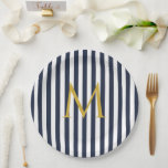 Assiettes En Carton Retro Monogramme Marine Bleu & Blancs Gratuits<br><div class="desc">Design rayé vintage moderne. Bandes verticales design motif dans le classique français chic marin d'été bleu marine et blanc.</div>