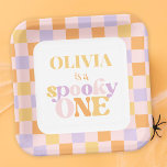 Assiettes En Carton Retro Super Halloween premier anniversaire<br><div class="desc">Cette assiette de fête de premier anniversaire personnalisée présente un design pastel coloré à damiers qui capte parfaitement l'excitation et le plaisir d'une fête de 1er anniversaire. Il présente une esthétique d'inspiration rétro et l'expression "éffrayant" pour une fête d'anniversaire à thème halloween. Photo Mockup par freepik.</div>