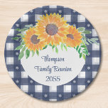 Assiettes En Carton Réunion personnalisée sur la famille de tournesols<br><div class="desc">Prévoyez-vous une réunion de famille ? Ces plaques en papier à retrouvailles familiales fleuries sauront ravir votre table de fête. Elles sont décorées de tournesols aquarelles et de feuillage sur un arrière - plan à carreaux bleus. Facile à personnaliser. Aquarelle originale © Michele Davies.</div>