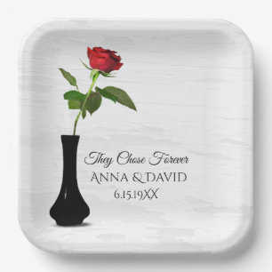 Assiettes En Carton Rose rouge d'anniversaire sur texture de peinture