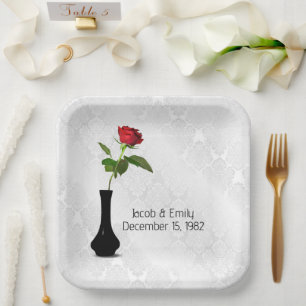 Assiettes En Carton Rose Rouge Dans Le Vase Sur Damas Blanc