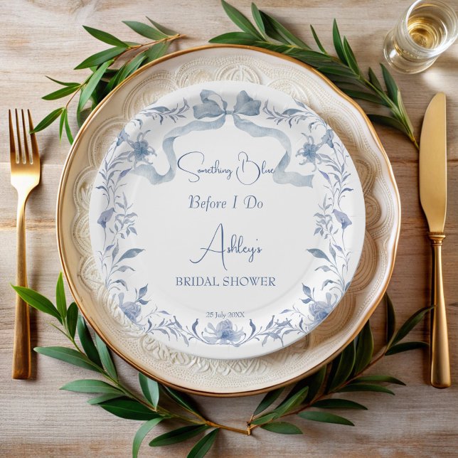 Assiettes En Carton Ruban floral bleu foncé élégant douche nuptiale (Dusty blue floral ribbon elegant bridal shower monogrammed paper plates personalized table decor)