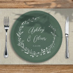 Assiettes En Carton Rustique Boho Sage Green Fleur sauvage Floral Mari<br><div class="desc">Cette élégante plaque en papier de mariage présente un bel arrière - plan vert à la sauge profonde avec une couronne fleur sauvage dessinée à la main et une élégante typographie en blanc. C'est un design parfait pour un mariage rustique mais élégant et coordonne avec notre collection Rustic Fleur sauvage......</div>