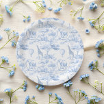 Assiettes En Carton Safari bleu Animaux Toile de Jouy Baby shower<br><div class="desc">Cet article allie élégance classique et charme fantaisie. Le design présente un délicat motif de toile de Jouy en bleu bébé doux, présentant des animaux safari de style vintage comme des éléphants, des girafes nichés au milieu de détails fleuris et verdoyants. Les lignes complexes et la palette de couleurs douces...</div>
