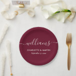 Assiettes En Carton Script moderne simple et élégant Mariage de Bourgo<br><div class="desc">Plaques de papier mariage bordeaux personnalisées avec une police de script moderne. Personnalisez facilement en ligne avec vos détails mariages. Articles assortis disponibles pour compléter ces assiettes en papier mariage rouge bordeaux minimaliste mais élégant.</div>