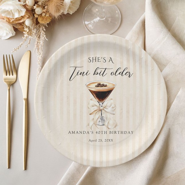 Assiettes En Carton She's a Tini Bit Older Espresso Martini Birthday (She's a tini bit older espresso martini paper plate)