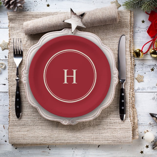 Assiettes En Carton Simple Classique Élégant Monogramme sur Rouge Cran (Personalize this cranberry red plate with your monogram initial.)