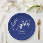 Assiettes En Carton Simply Modern Script Navy Blue 80th Birthday Party<br><div class="desc">Simply Modern Script Navy Blue 80th Birthday Party Special unique et élégant Navy Blue anniversaire Plaques papier spécialement conçu pour vos amis qui tournent le merveilleux jalon de 80! Ces Plaques personnalisées ajoutent une touche parfaite aux paramètres de table de votre fête d'anniversaire. Planifiez votre fête avec plus de fournitures...</div>