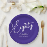 Assiettes En Carton Simply Modern Script Purple 80th Birthday Party<br><div class="desc">Simply Modern Script Purple 80th Birthday Party Special unique élégant Purple anniversaire Plaques papier spécialement conçu pour vos amis qui tournent le merveilleux jalon de 80! Ces Plaques personnalisées ajoutent une touche parfaite aux paramètres de table de votre fête d'anniversaire. Planifiez votre fête avec plus de fournitures de fête d'anniversaire...</div>