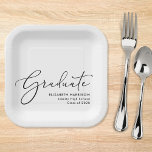 Assiettes En Carton Soignée de graduation de script élégant<br><div class="desc">Élégante plaque de papier blanc de la fête de graduation avec "Graduate" dans un script moderne chic et le nom de la diplômée,  l'école et l'année de classe dans la simple typographie.</div>