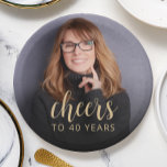 Assiettes En Carton Soirée de 40e anniversaire<br><div class="desc">Ces plaques personnalisées de 40e anniversaire présentent la photo de l'invité d'honneur,  ainsi que le mot "Cheers" dans un élégant script de calligraphie couleur or. Un écran sombre permet de faire apparaître le texte. Une excellente façon de célébrer quelqu'un qui a quarante ans !</div>