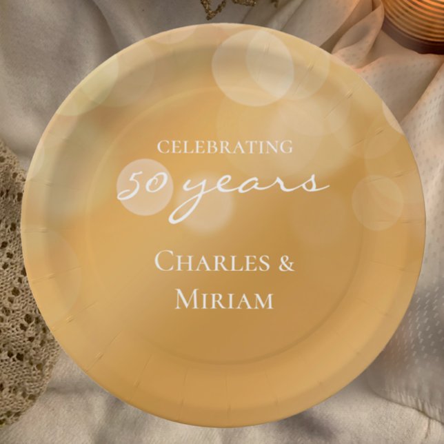 Assiettes En Carton Soirée du 50e Anniversaire d'or (Personalize with couples names these golden 50th wedding anniversary party paper plates.
)