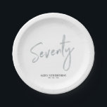 Assiettes En Carton Soixante-dix Silver Lettering 70th Birthday Party<br><div class="desc">Cette plaque de papier sur mesure ajoutera des détails élégants à une fête moderne de 70e anniversaire. Ce design comprend un script de brosse argenté chic simple "Soixante-dix" avec du texte personnalisé. Des invitations à 70e anniversaire et des fournitures de fête sont disponibles dans ma boutique BaraBomDesign.</div>