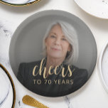 Assiettes En Carton Soixante-dixième anniversaire de la fête<br><div class="desc">Ces plaques personnalisées de 70e anniversaire présentent la photo et l'anniversaire de l'invité d'honneur,  ainsi que le mot "Cheers" dans un élégant script de calligraphie couleur or. Un écran sombre permet de faire apparaître le texte. Une excellente façon de célébrer quelqu'un qui fête ses soixante-dix ans !</div>