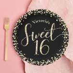 Assiettes En Carton Sweet 16 Black Gold Parties scintillant Confetti C<br><div class="desc">"Bonne Douce 16". Célébrez son anniversaire avec cette plaque en papier amusante, étonnante, simple et personnalisée. La typographie de script de parties scintillant d'or et les confettis superposent un arrière - plan noir. Personnalisez le texte personnalisé avec le nom de votre fille. Votre choix de 2 tailles : 7" ou...</div>