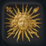 Assiettes En Carton Symbole de Louis XIV le Roi Soleil<br><div class="desc">Symbole de Louis XIV le Roi Soleil (Roi Soleil) sur la porte d'or du Château de Versailles avec arrière - plan noir</div>
