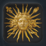 Assiettes En Carton Symbole de Louis XIV le Roi Soleil<br><div class="desc">Symbole de Louis XIV le Roi Soleil (Roi Soleil) sur la porte d'or du Château de Versailles avec arrière - plan noir</div>