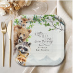 Assiettes En Carton Table de fête pour Baby Shower sur le thème de la<br><div class="desc">Ces assiettes en papier pour baby shower ont été inspirées par des aventures forestières ludiques et le charme cosy de la forêt. Avec une faune adorable, une verdure douce et la phrase « Un petit sauvageon est en route », elles créent une ambiance chaleureuse et un décor de livre d'histoires...</div>