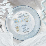 Assiettes En Carton Teddy Bear Balloons Garçon Bearly Wait Baby shower<br><div class="desc">Design Baby shower mignon avec un ours en peluche avec un arc-en-cravate bleu accroché à un tas de ballons d'un côté avec une ballons portant un bouquet floral sur le côté droit. Des drapeaux de brassage sont accrochés entre les deux ballons. Des nuages et des étoiles sur un arrière -...</div>
