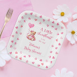 Assiettes En Carton Teddy Bear Un Petit Baby shower Fille Amoureuse<br><div class="desc">Cute teddy thème ours et couleur rose coeur "Un peu amoureuse est sur le chemin" fille design baby shower.</div>