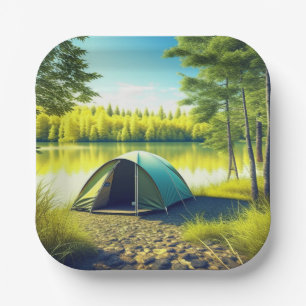 Assiettes En Carton Tente dans une belle forêt au bord d'un lac