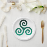 Assiettes En Carton Triskele vert<br><div class="desc">Symbole vert Triskele. Le symbole Triskele ou Triskelion se compose de trois spirales ou de trois bras enclenchés,  comme s'il se déplaçait de son centre. Ce symbole celtique de mouvement ou d'action représente les trois mondes : céleste,  physique et spirituel.</div>