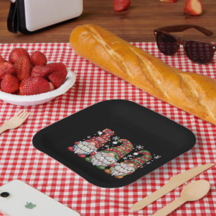 Assiettes En Carton Trois Gnomes Carreaux Buffalo Rouge Noël