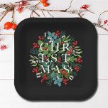 Assiettes En Carton Typographie de NOËL Baies et verdure<br><div class="desc">Le mot CHRISTMAS se trouve parmi les feuilles d'hiver et les baies sur un arrière - plan noir (ou toute couleur),  ces plaques carrés en papier sont élégantes pour toutes les occasions de Noël de vacances. CORRESPONDRE des articles dans notre magasin.</div>