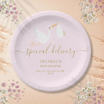 Assiettes En Carton Un Baby shower spécial de livraison<br><div class="desc">Conçu pour coordonner avec notre collection de baby showers de livraison spéciale/sprinkle. Dotés d'une jolie cigogne portant une livraison très spéciale, sur un arrière - plan rose doux, ces plaques en papier sont parfaites pour un baby shower spécial ou saupoudrer. Customisez les détails de votre événement en texte or chic....</div>