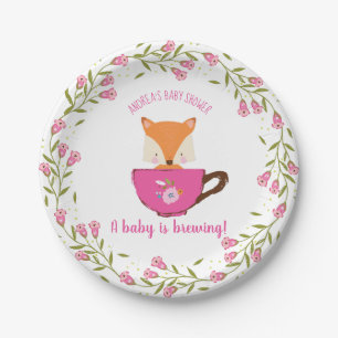 Assiettes En Carton Un bébé brasse une tasse de thé rose Baby Girl
