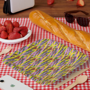 Assiettes En Carton Un chat gris et moelleux aux yeux verts s'installe