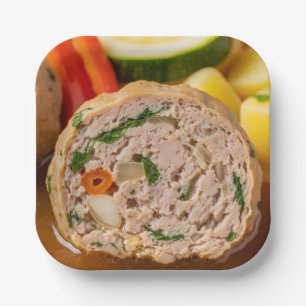 Assiettes En Carton Un gros plan d'une boule de viande tranchée en sou