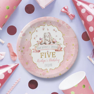 Assiettes En Carton Un lapin atteint le cinquième anniversaire