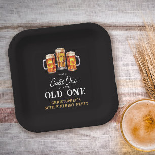 Assiettes En Carton Un Verre Froid Avec La Bière De L'Ancien 50e Anniv