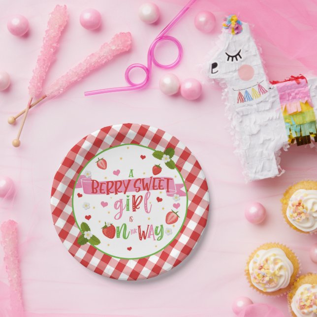 Assiettes En Carton Une douce fille Berry est sur le chemin (Fête)