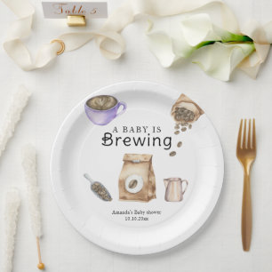 Assiettes En Carton Une tasse de café bébé est en train de brasser Bab