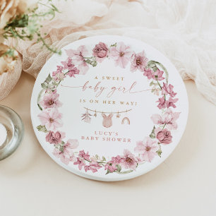 Assiettes En Carton Vêtements de bébé fille sucrés floraux sur une cor