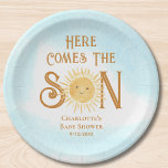 Assiettes En Carton Voici le Baby shower du fils<br><div class="desc">Ces assiettes en papier baby shower pour garçon mignon présentent le texte "Here Comes The Son" dans une typographie élégante avec un soleil d'aquarelle jaune souriant et ciel bleu. Facile à personnaliser. Parce que nous créons notre oeuvre, vous ne trouverez pas cette image exacte d'autres designers. Aquarelle originale © Michele...</div>