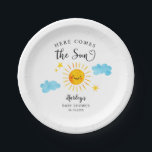 Assiettes En Carton Voici Le Baby shower Soleil<br><div class="desc">Plate de baby shower à thème soleil mignonne avec aquarelle illustration d'un soleil souriant avec étoiles et nuages. Le texte dit "Voici le Soleil." Conception neutre pour le genre.</div>