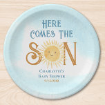 Assiettes En Carton Voici Le Baby shower Son<br><div class="desc">Ces assiettes en papier baby shower pour garçon mignon présentent le texte "Here Comes The Son" en typographie bleu et marron avec une aquarelle jaune souriante soleil et ciel bleu. Facile à personnaliser. Aquarelle originale © Michele Davies.</div>