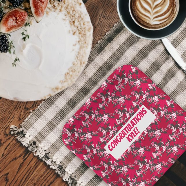 Assiettes en papier avec feuilles d'érable sur fon (Créateur téléchargé)