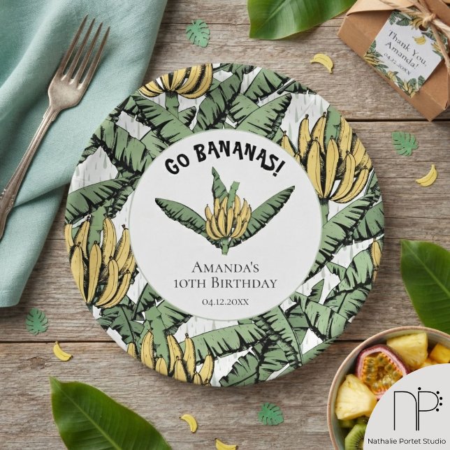 Assiettes en papier blanc avec feuilles de bananie (This Tropical Yellow Banana Leaves White Paper Plates feature hand drawn fruit and foliage art)